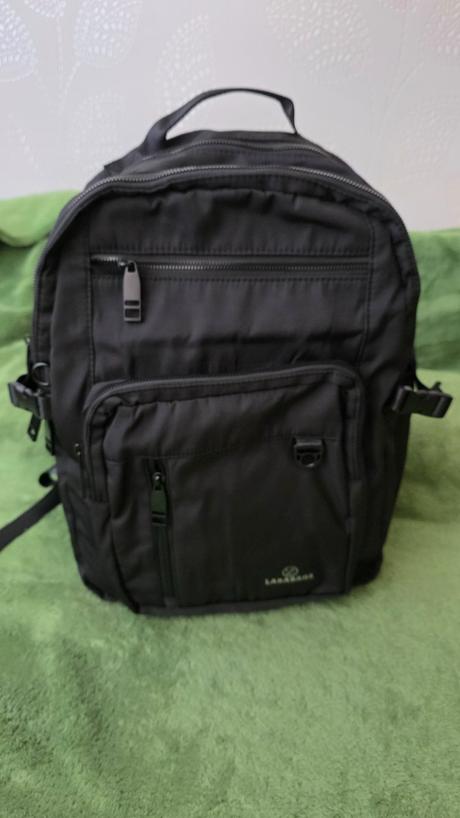 Batoh çierny mnoho kapsičiek.nepremokavy,