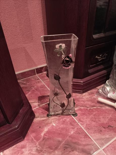 Sklenená váza s kovanymi ruzami už aj s poštou,