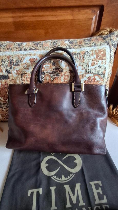 Hnedá kabelka time resistance, 