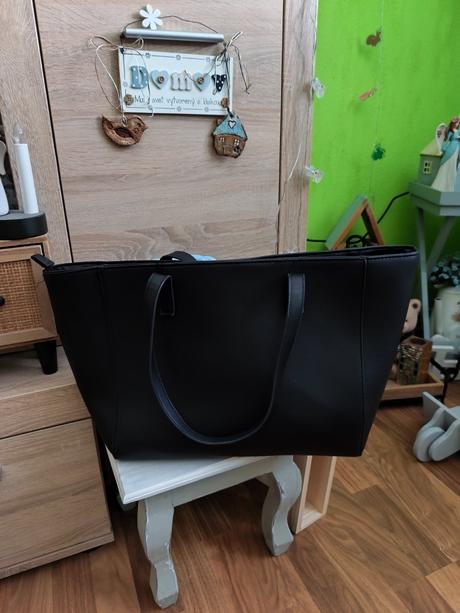 Dámska čierna kabelka,