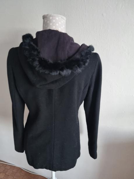 Čierny krátky flaušový kabát s kapucňou veľ. m, m