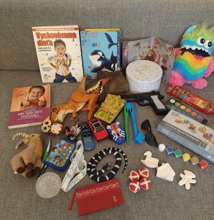 Balik hraciek + knizky o vychove deti, 