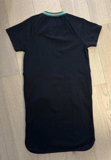 Karl lagerfeld šaty s signature, s