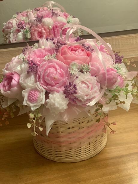 Veľká mydlova kytica v pletenom priborniku, 