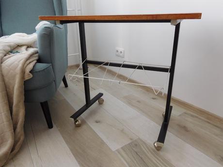 Retro stolík kovová konštrukcia na kolieskach.,