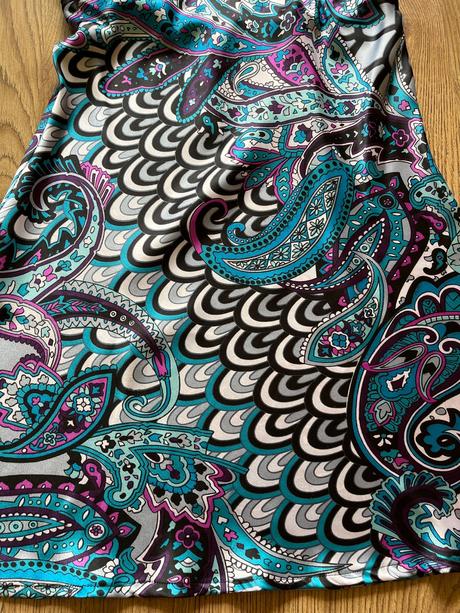 Saténové šaty s nádychom orientu, xs