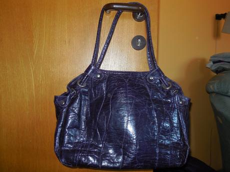 Lakovaná fialová kabelka, 