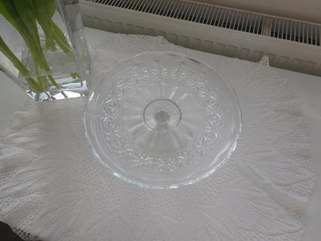 Podnos tortový livované sklo na nožičke,, 