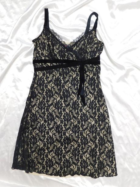 Pekne čipkovane šaty, 38