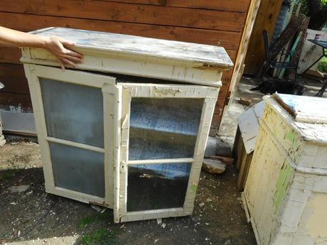 Starý kredenc na zrekonštruovanie,