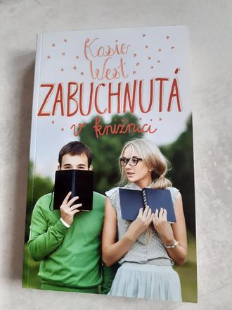 Kniha zabuchnutá v knižnici,