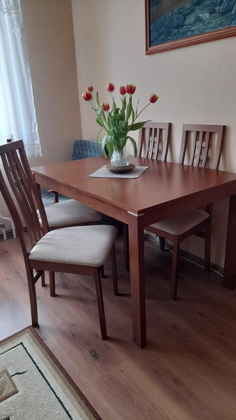Jedálenský stôl so stoličkami,