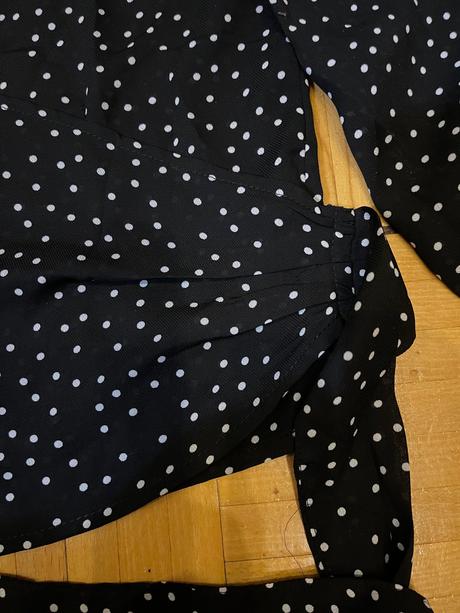 Bodkovaný crop top so zavinovaním a puff rukávmi, sinsay,xs