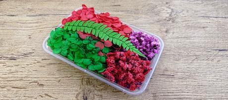 Dekoratívne sušené kvietky - červeno zelený mix,