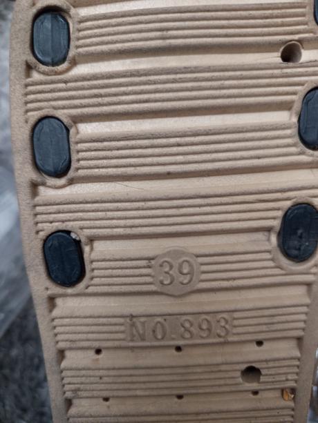 Mierne vyvýšené šľapky, 39