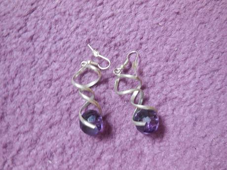 Fialove zatocene nausnicky, 