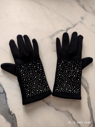 Čierne rukavice s kamienkami,