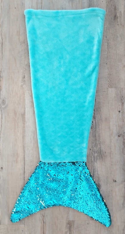 Flisová deka v tvare plutvy,