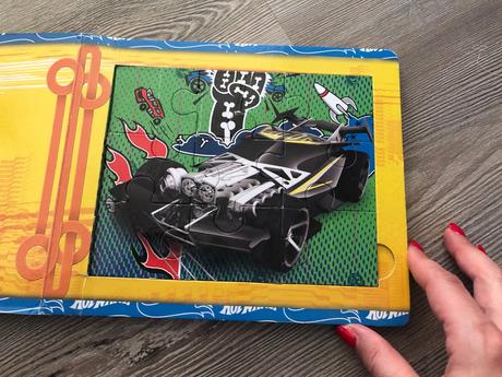 Kniha hotwheels s puzzle,