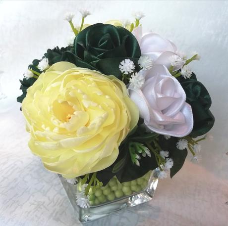 Saténové ruže a pivonky v aranžmáne, 