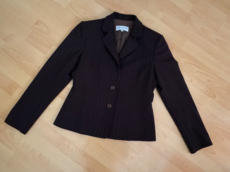 Tmavohnedé sako s tenkými prúžkami, 38