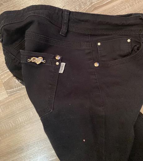 Čierne rifle veľ.l-29,majú zlaté zdobenie, l