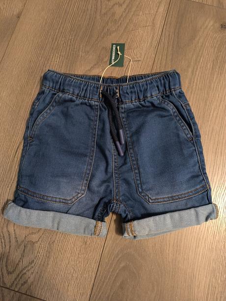 Nové kraťasy s visačkou, 98