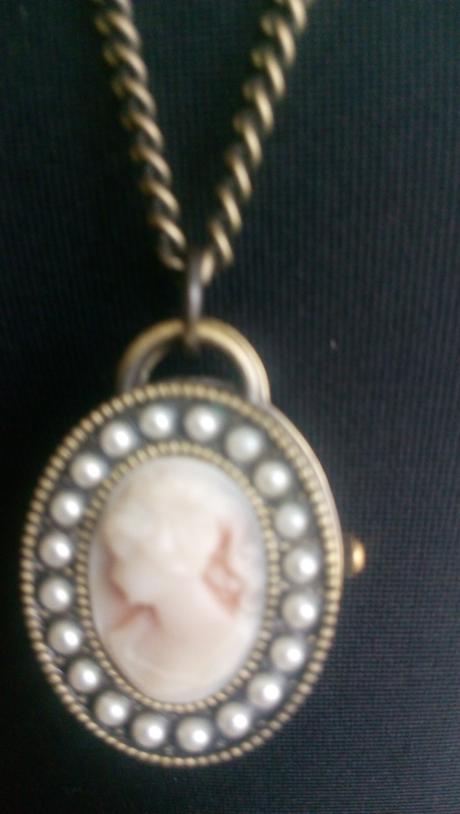 Náhrdelník s hodinkami ., 