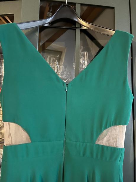 Smaragdovo zelene saty, 40