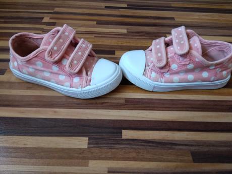 Plátené tenisky, 25