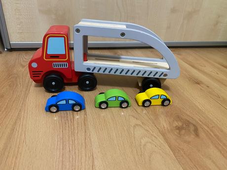 Drevený ťahač s 3 autíčkami,