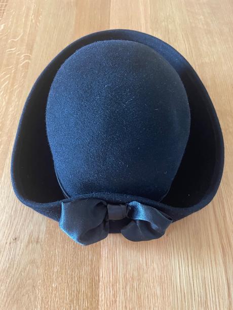 Čierny klobúčik 55 cm obvod,