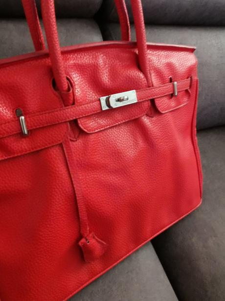 Červená známa kabelka,