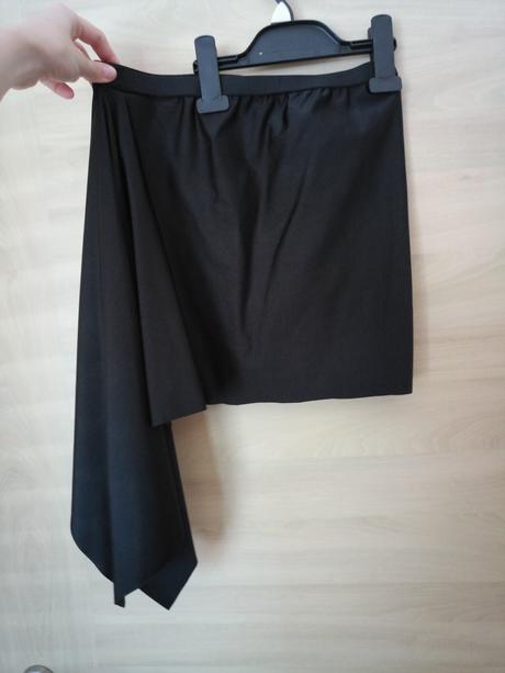 Sukňa čierna so zaujímavým strihom, xs