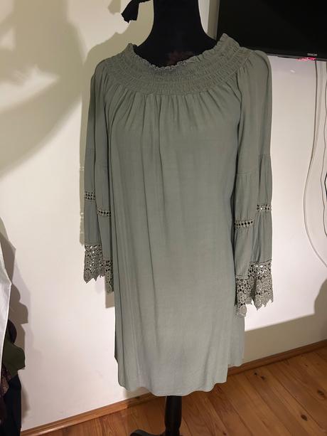 Šaty s čipkovanými rukávmi, 