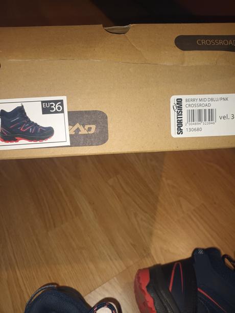 Trekove topanky crossroad, 36