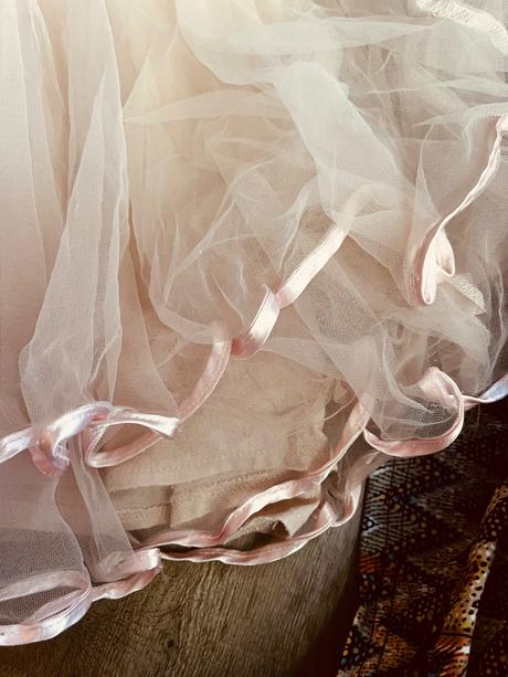 Šaty ružové s tylovou sukňou, 98