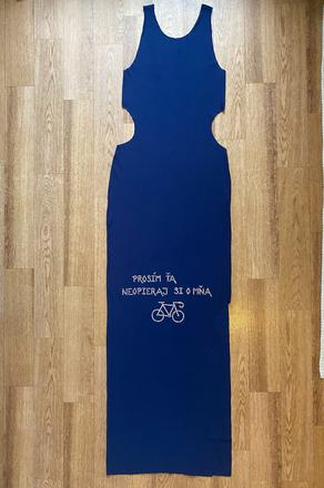 Asimetrické maxi vykrajované saty elastické, m