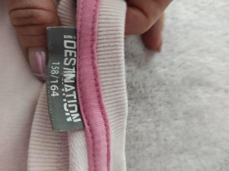 Mikina s kvetmi, 158