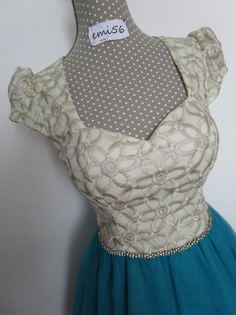 3047. znač. spoloč.  šaty, atmosphere,s