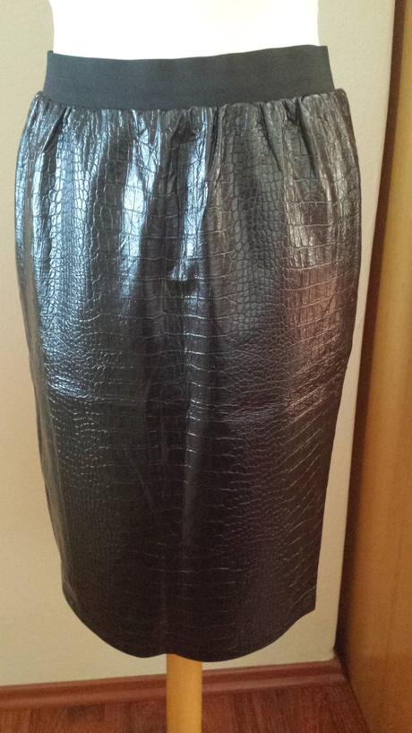 Čierna úzka sukňa, m