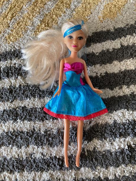 Bábika s modrým pramienkom, 