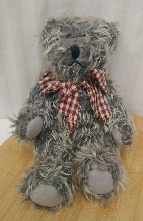 Plyšový sivý medveď s mašlou, chlpatý, 26 cm, 