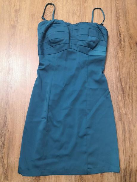 Krásne šaty petrolejovej farby, s