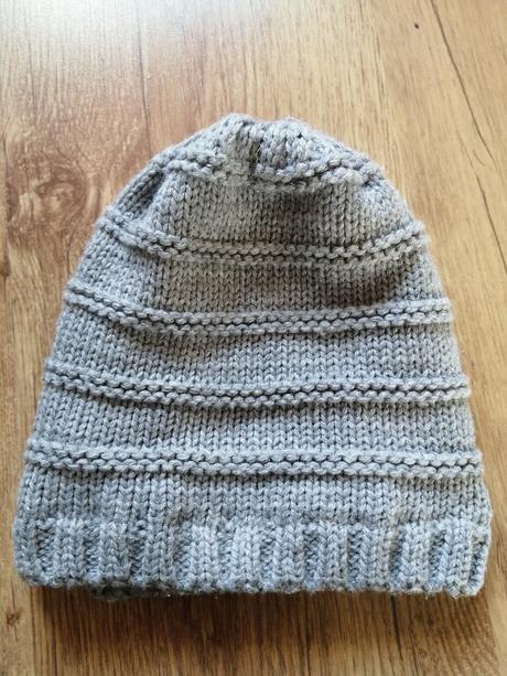 Siva ciapka s ligotavou nitou., 