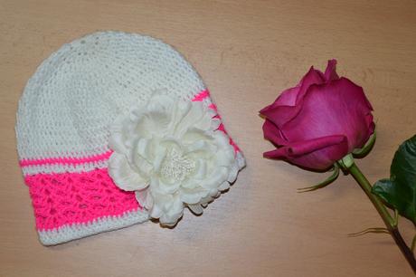 Háčkovaná čiapočka s kvetom, <50 - 158