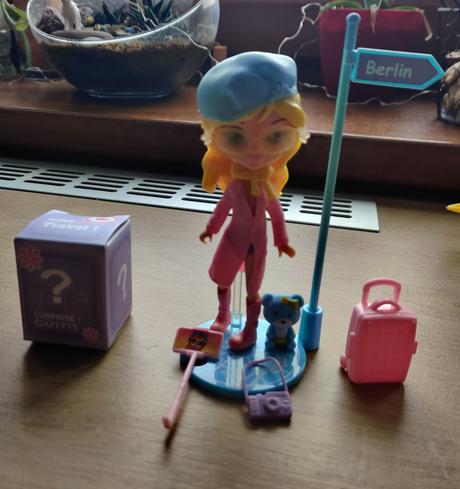 Bábika cestovateľka, 