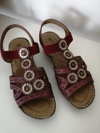 1x obuté krásne sandále, 38