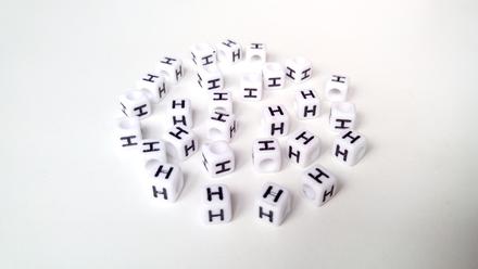 Písmenka kocky biele h, 