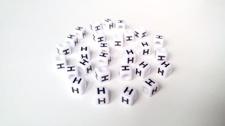 Písmenka kocky biele h,